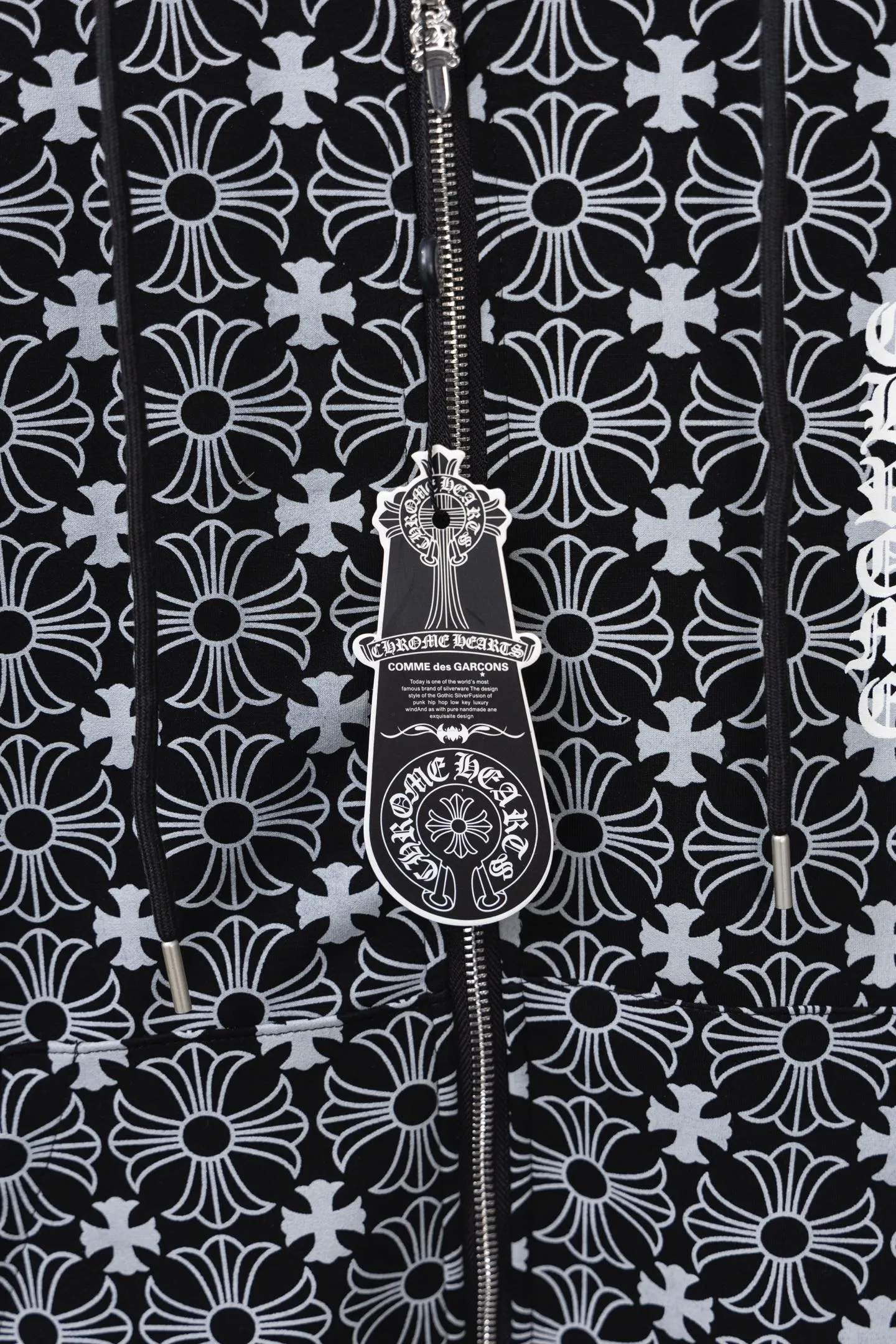 P310 Style No.: M022 𝐂𝐇𝐑𝐎𝐌𝐄 𝐇𝐄𝐀𝐑𝐓𝐒/Cro Heart Hooded 23FW new full printed Sanskrit open and close sweatshirt Full dark pattern print as the backing to show a sense of mystery Sanskrit embroidery on the front chest Metal zipper closure Classic Sanskrit print design on both arms Classic big horseshoe print on the back, overall high-end and versatile, same style for men and women Size: S-XL
